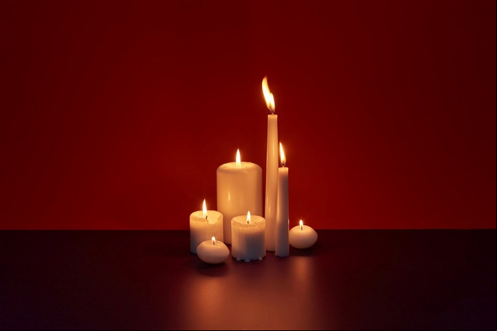 Para hacer el ritual, necesitamos velas blancas y amarillas. Foto: DS stories/Pexels