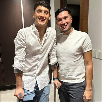 En muletas y con férula: la preocupación por la lesión de Alejo Véliz que mantiene en vilo al Tottenham en Inglaterra
