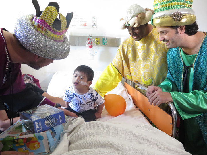Los Reyes Magos llegaron al hospital de Mar del Plata. Foto Fabian Gastiarena