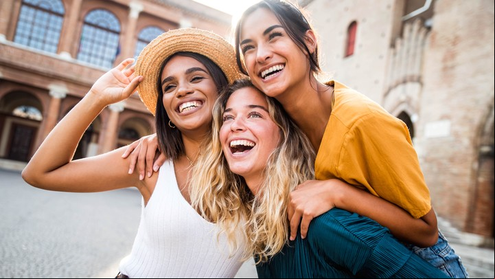 Para Géminis, una de las mejores ventajas de viajar es conocer personas diferentes. Foto: ilustración Shutterstock.