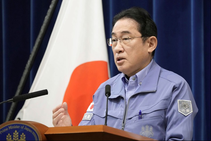 El primer ministro japonés, Fumio Kishida, citó una "carrera contra el tiempo" por rescatar a los afectados del terremoto. Foto Kyodo News via
AP