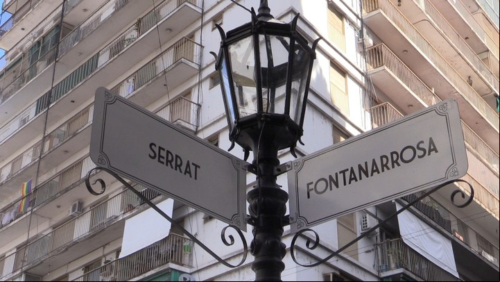 Fotografía fechada el 20 de diciembre de 2022, de la esquina Serrat Fontanarrosa, en el exterior del bar El Cairo, en la ciudad de Rosario (Argentina). . EFE/Rodrigo García