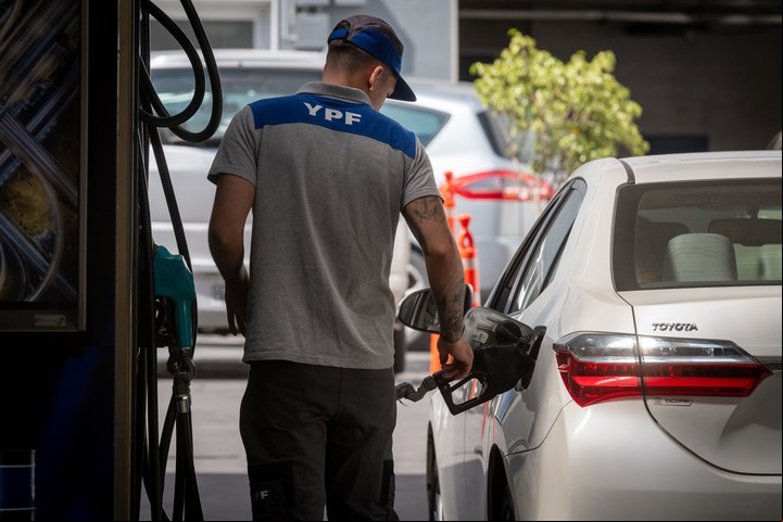 Para los que van en auto los descuentos en nafta son clave. Foto: Ignacio Blanco/Los Andes.