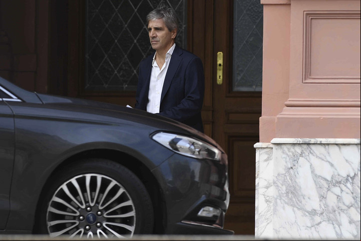 Luis "Toto" Caputo, ministro de Economía, se retira de Casa de Gobierno.
