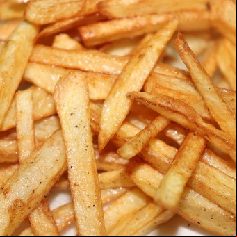 Cuál es el infalible truco con vinagre para cocinar papas fritas crujientes y livianas que usan los mejores restaurantes