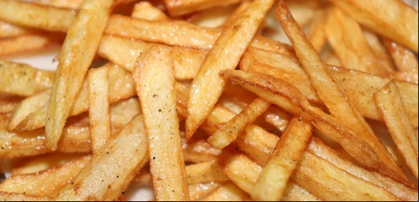 Cuál es el infalible truco con vinagre para cocinar papas fritas crujientes y livianas que usan los mejores restaurantes