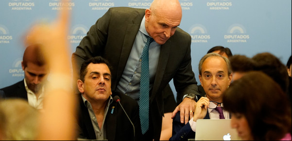 "No dialogue y menos con la izquierda", el insólito consejo de José Luis Espert al oído de un funcionario que expuso sobre la ley ómnibus