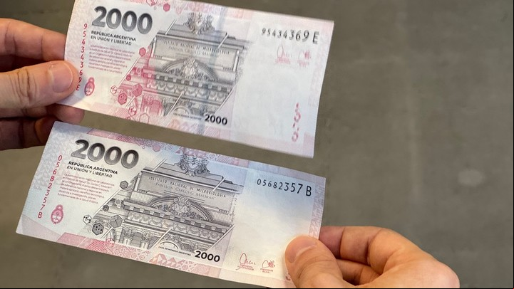 También en el reverso hay diferencias entre los dos diseños emitidos.