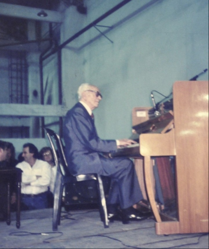 El pianista y compositor tanguero Osvaldo Pugliese dio un show en Villa Martelli en 1995.