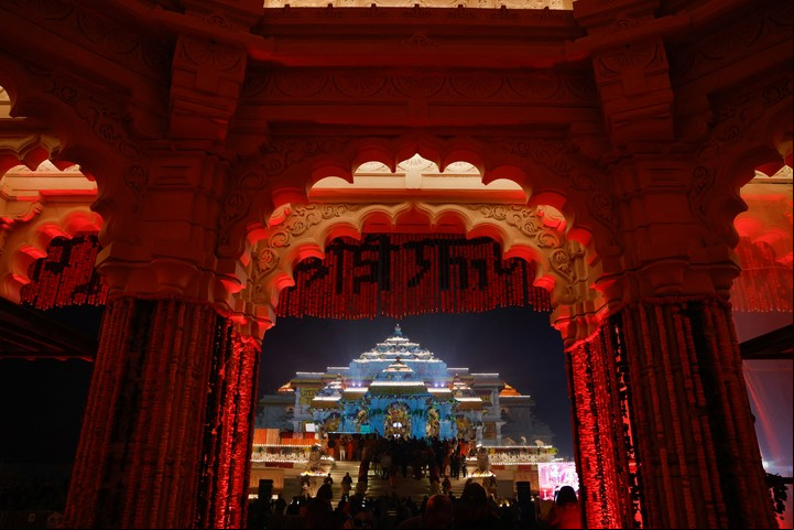 Devotos se reúnen en el templo al dios Rama. Foto: Reuters