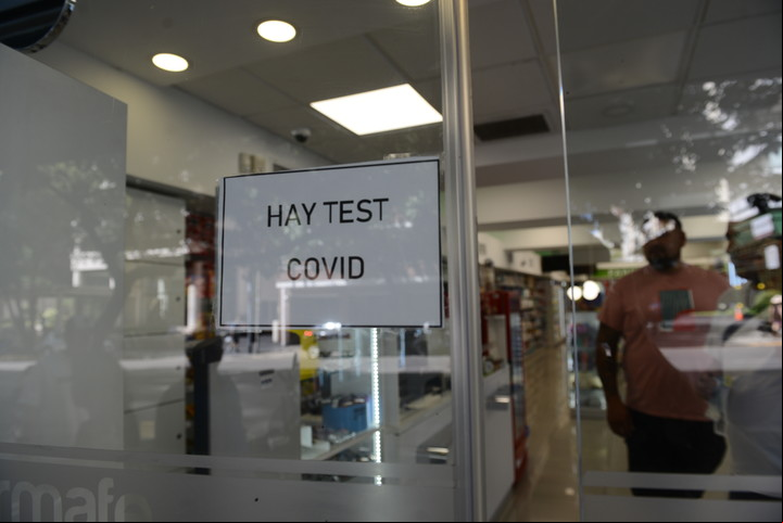 Test de Covid y un dato sobre el aumento de los contagios en enero. Foto: Luciano Thieberger