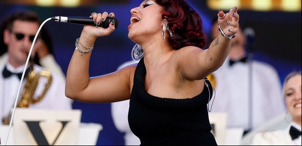 Quién es Raye, la cantante que superó a Dua Lipa y Taylor Swift en las nominaciones de los Brit Awards