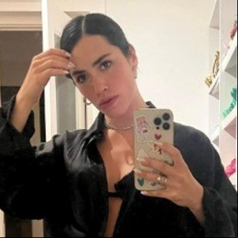 Lali Espósito publicó una foto desde la cama y el reflejo en el televisor la delató: con quién durmió