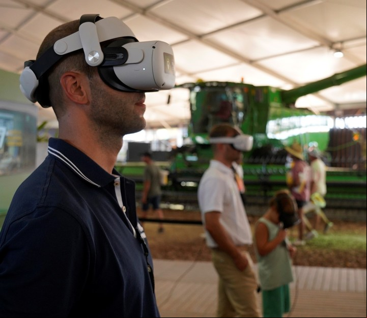 Realidad virtual en el stand de John Deere en Expoagro.