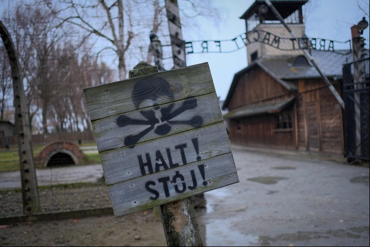 Entrada de Auschwitz-Birkenau. La filósofa también es experta en negacionismo.
Foto: BARTOSZ SIEDLIK / AFP)