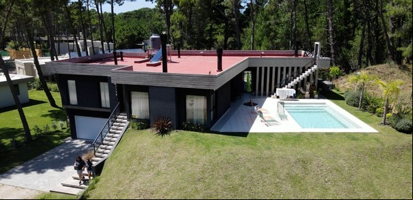 Detectan 17 edificios y 215 mansiones declarados como baldíos en Pinamar