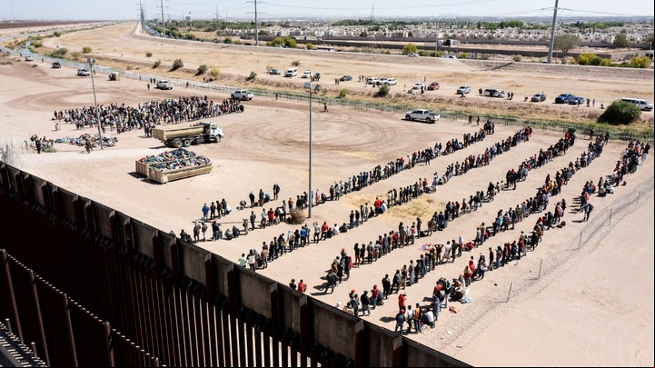 Cientos de migrantes esperan en Texas para entregarse a las autoridades fronterizas estadounidenses tras cruzar el Río Grande que separa Estados Unidos de México. Foto Ivan Pierre Aguirre para The New York Times