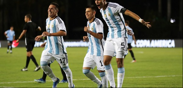 La Argentina de Mascherano y el Uruguay de Bielsa armaron un partido de locos en el Preolímpico de Venezuela: goles y errores en un duelo frenético