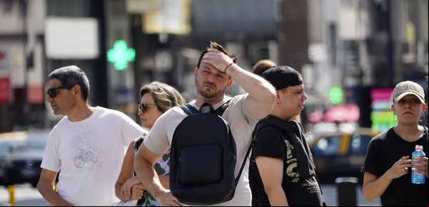 El informe anual del Servicio Meteorológico reportó el calor récord, pero eliminó el cambio climático 