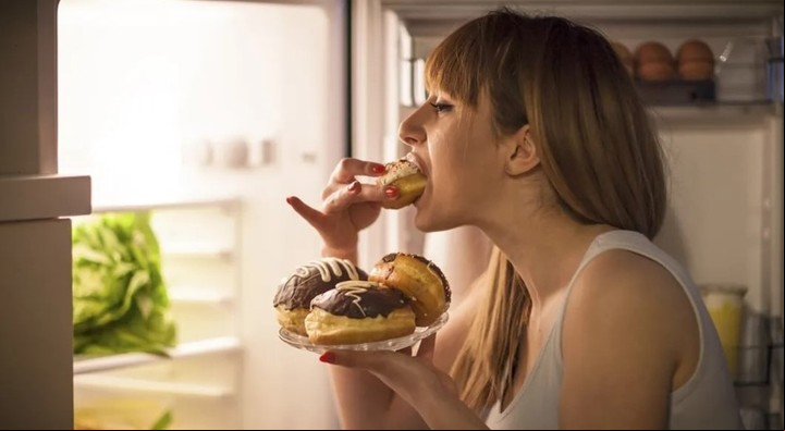 Muchas veces vamos a la cocina a comer algo cuando en realidad tenemos sed.