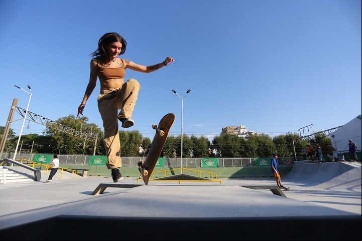 Mucha gente aprovecha las plazas públicas para realizar deportes.