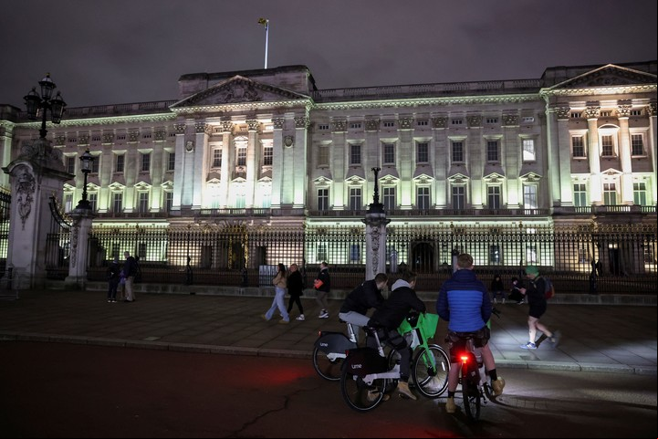 Reina la tranquilidad frente al Palacio de Buckingham tras revelarse que el rey padece cáncer. Foto Reuters/ Hannah McKre