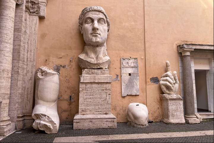 Vista de restos originales del Coloso de Constantino en los Museos Capitolinos de Roma este martes. La figura de 13 metros del emperador que instauró el cristianismo como religión del Imperio y creó la capital de Constantinopla, la actual Estambul, se podrá visitar gratis en los jardines de Villa Caffarelli, a las espaldas de los Museos Capitolinos. EFE/ Miguel Salvatierra