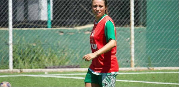 El curioso caso de Eponine Howarth, la joven sa que investiga la esclavitud y juega al fútbol en Ferro