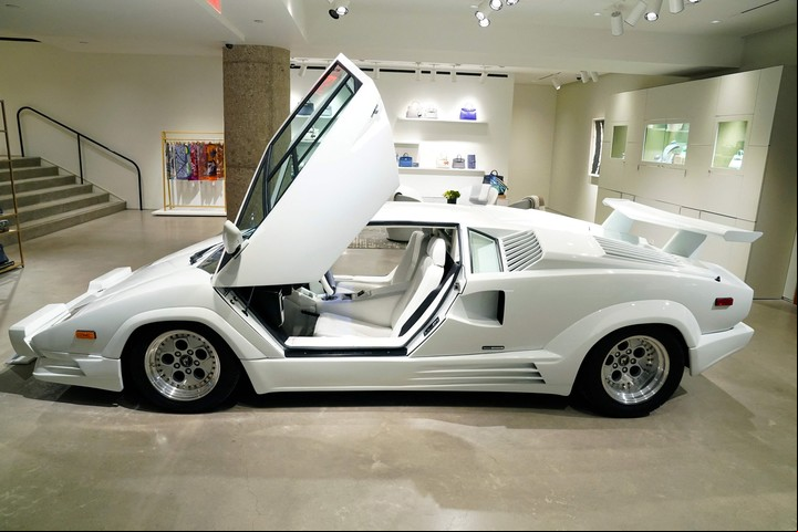 El Lamborghini Countach Edición 25 Aniversario de 1989 de la película de Martin Scorsese "El lobo de Wall Street" de 2013.(Foto de TIMOTHY A. CLARY / AFP)