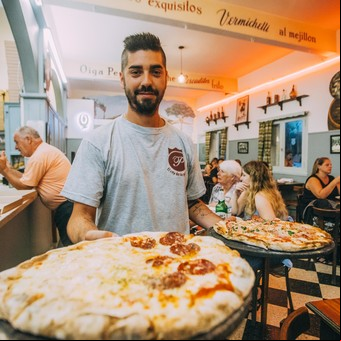 La mejor pizza a la piedra de Mar del Plata: cuánto cuesta comer en la pizzería que hace más de 70 años siempre tiene cola