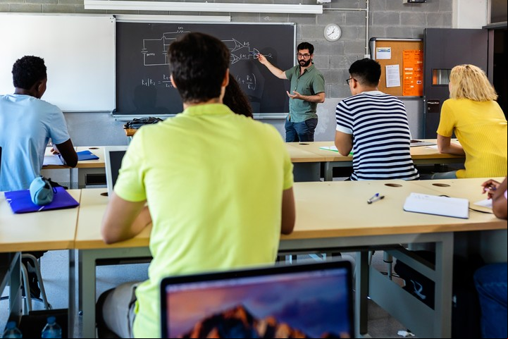Con el avance de la tecnología y la transformación de las industrias, algunas profesiones son valoradas por su alta demanda y buenos salarios. Foto: Shutterstock.