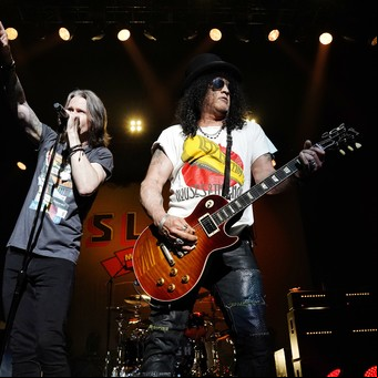El mítico Slash llenó un estadio y demostró todo su talento sin apelar al recuerdo de Guns N'Roses