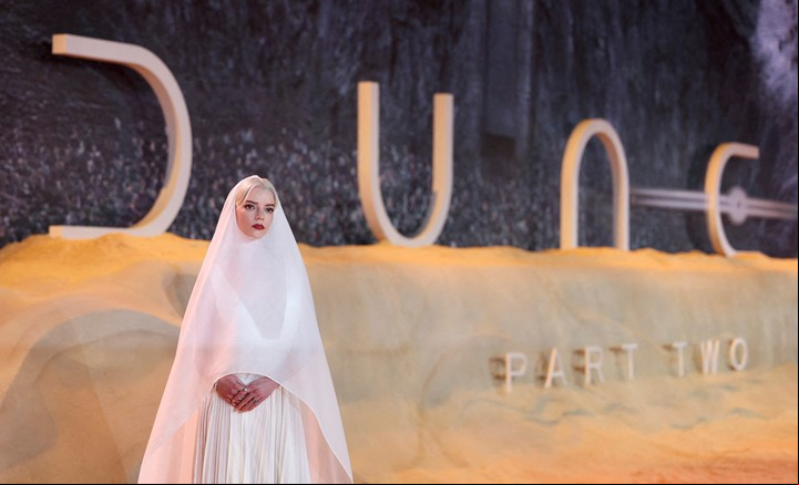 "Es una de las mejores películas que he visto en toda mi vida", dijo la actriz, en la foto en la alfombra roja de "Dune: Parte Dos". Foto Reuters