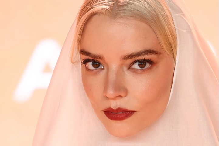 Anya Taylor-Joy, en la red carpet del filme, que a la Argentina llega el 29 de febrero. Foto AFP