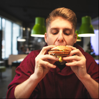 Qué significa comer siempre rápido, según un experto en psicología