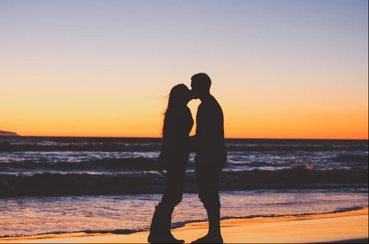 El motivo por el que los enamorados escriben sus nombre en la arena. Foto: Unsplash.