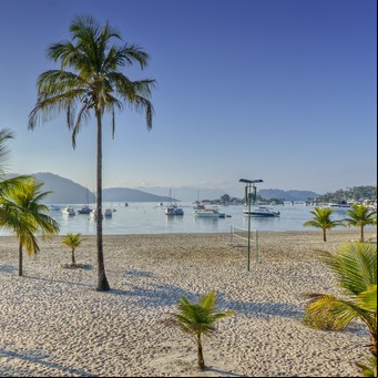 Cuánto cuesta viajar a Brasil en vacaciones de verano: paquetes, pasajes aéreos y un coco en la playa