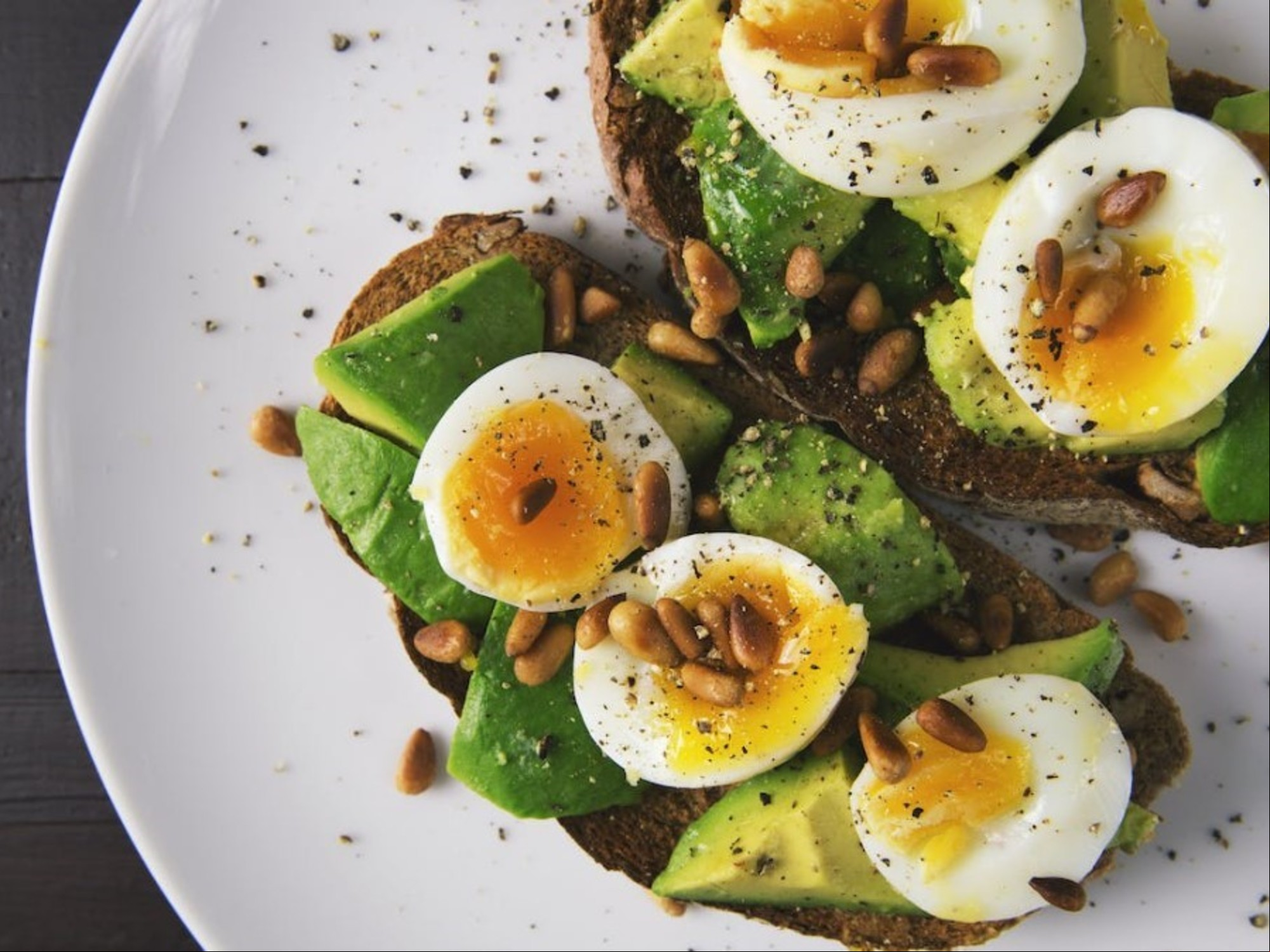 El huevo es otro alimento estrella que completa un buen desayuno. Foto: Pexels.