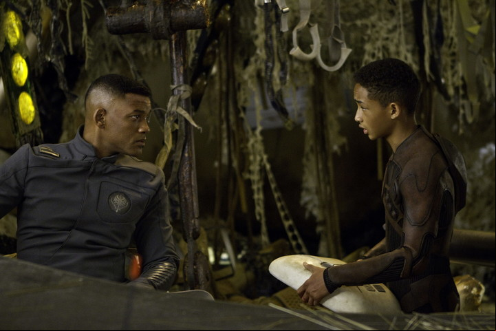 Will Smith y su hijo Jaden Smith protagonizaron este filme de ciencia ficción, lo más ridículo que dirigió Shyamalan.