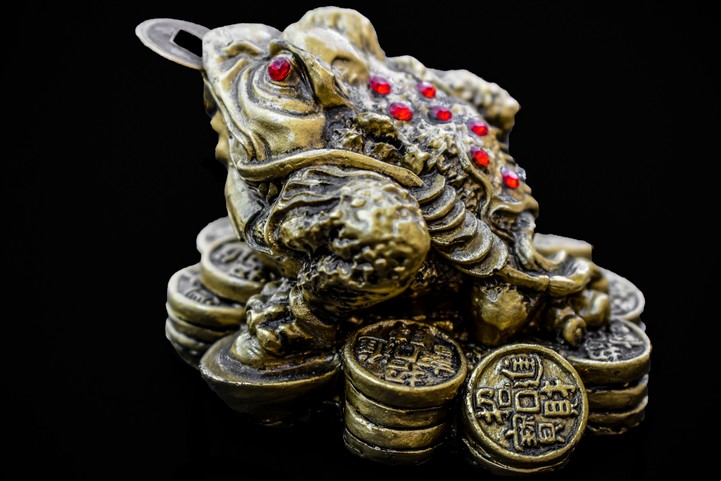 La rana de tres patas simboliza el apetito por el dinero. Foto: ilustración Shutterstock