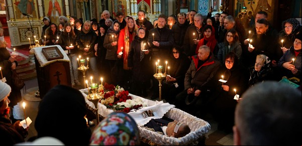 El último adiós al opositor ruso Alexei Navalny: el funeral reunió a miles de seguidores, bajo un fuerte operativo policial y el temor por detenciones