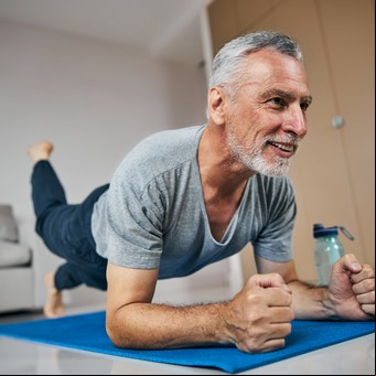 Ejercicios diarios recomendados para hombres que buscan estar en forma
