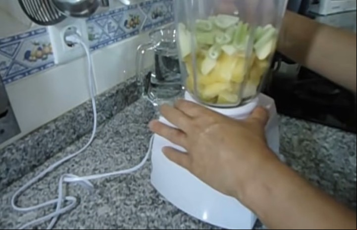 Hay que licuar todos los trozos de las frutas y apio hasta que se integren bien. Captura YouTube