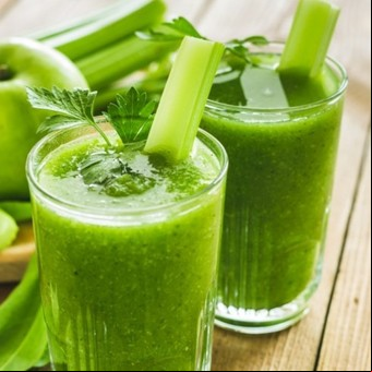 Para qué sirve tomar jugo de manzana, apio y piña: cómo prepararlo