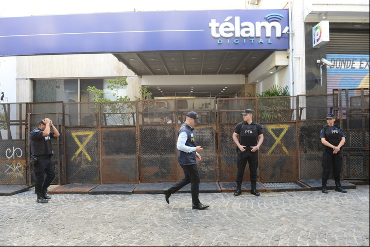 La agencia de noticias y publicidad Télam funcionó hasta este lunes como un mayorista de noticias, que difundía 500 notas (cables) por día a los medios de comunicación a los que les prestaba servicio. Foto Luciano Thieberger