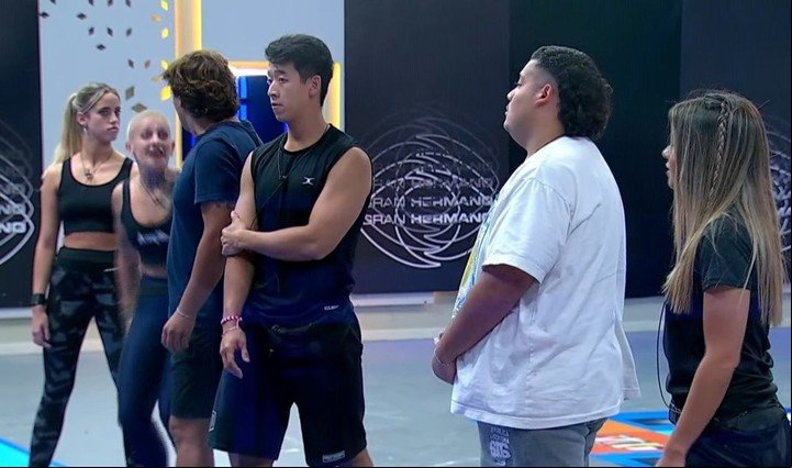 Los jugadores de Gran Hermano se disputan el liderazgo semanal dentro de la casa.