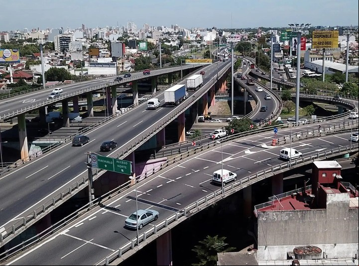 Distribuidor de la avenida General Paz en Liniers / Ciudadela, punto de partida del Oeste, el primer tramo de la ruta 7 de Buenos Aires a Mendoza.