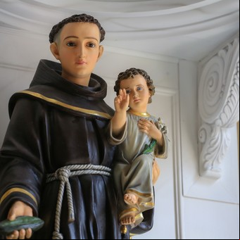 Qué día hay que prenderle velas a San Antonio, según la tradición católica