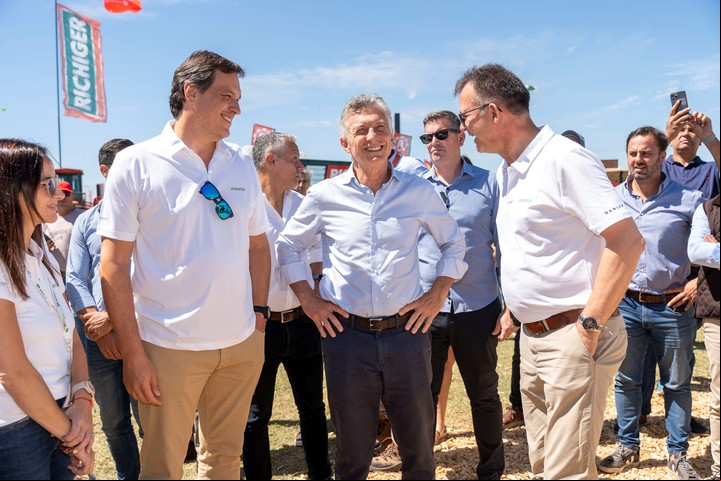 Macri en el stand de Atanor.