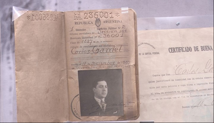 Pasaporte de Carlos Gardel guardado en La Casa del Teatro, en Buenos Aires. Foto: EFE/Naiara Bellio